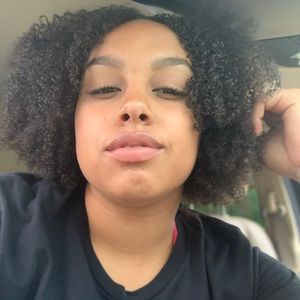 Meet your Posher, Alexis